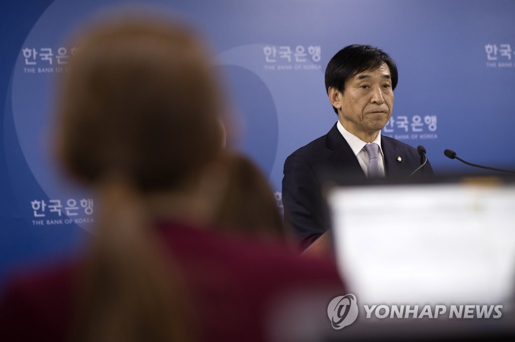 질문듣는 이주열 총재