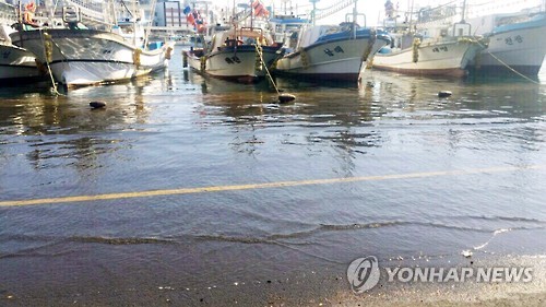 바닷물 넘친 제주 서귀포항