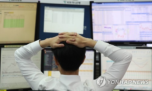 두 손을 머리에