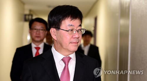 2016년 11월 20일 검찰 특별수사본부장인 이영렬(가운데) 서울중앙지검장이 서울중앙지검에서 최순실 의혹 관련 검찰 수사결과 발표를 하기 위해 회견장으로 들어오고 있다. 왼쪽은 특별수사본부 부본부장이자 공보관인 노승권 1차장검사(검사장급).