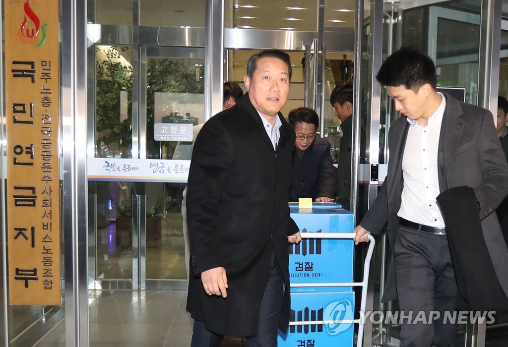 지난 23일 검찰은 지난해 삼성물산과 제일모직의 합병에 찬성한 국민연금공단의 의사결정 과정을 둘러싼 의혹을 확인하기 위해 전북 전주시 국민연금공단 압수수색을 실시했다.