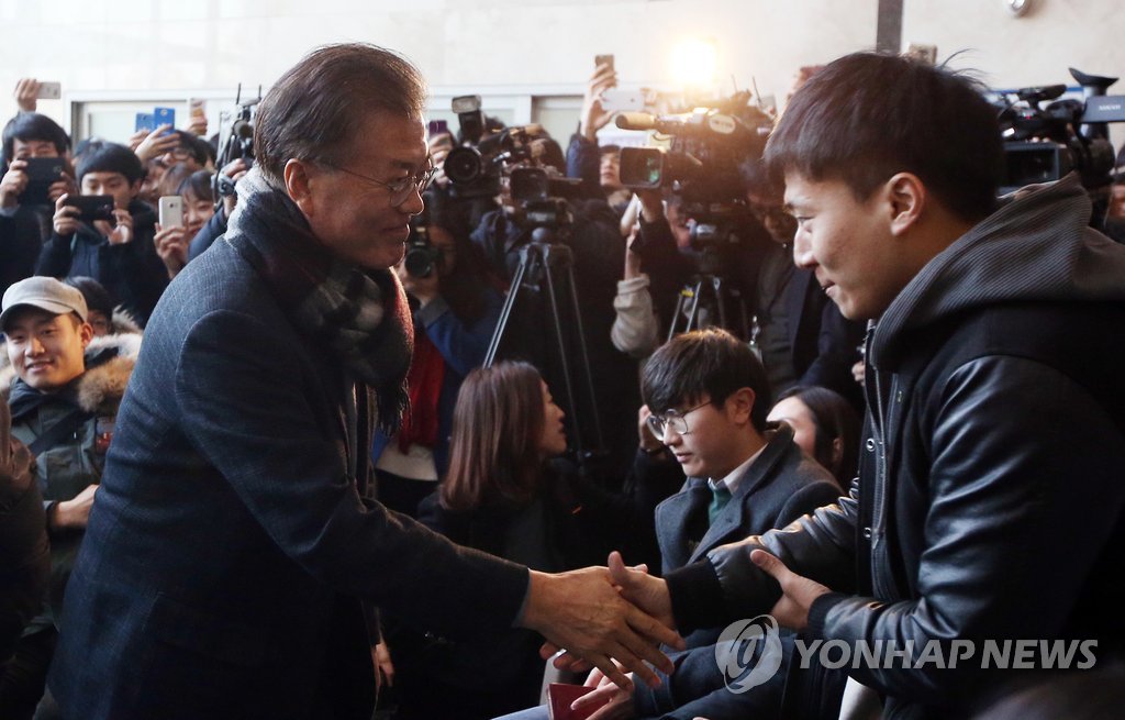 인사하는 문재인