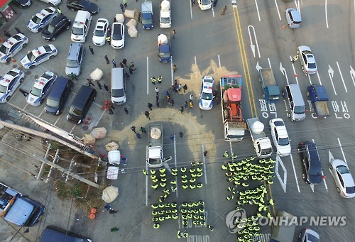 톨게이트 앞 가로막힌 농민