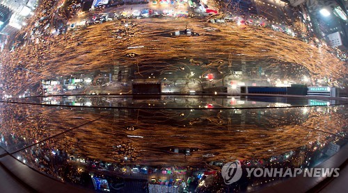 건물에 비치는 촛불 인파!