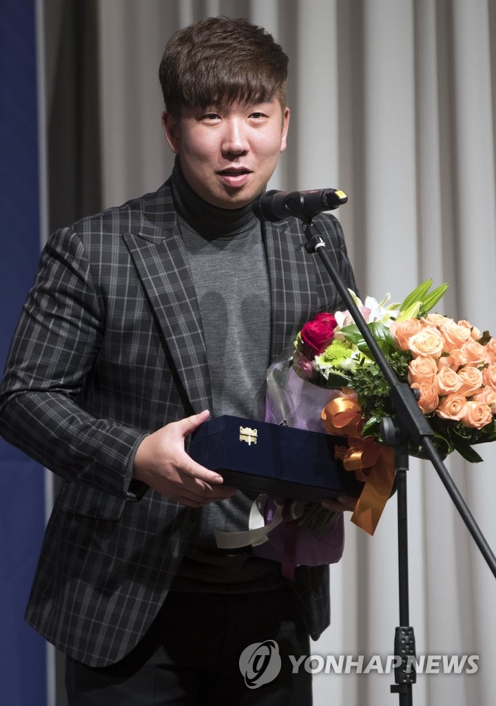 소감 밝히는 신인상 신재영