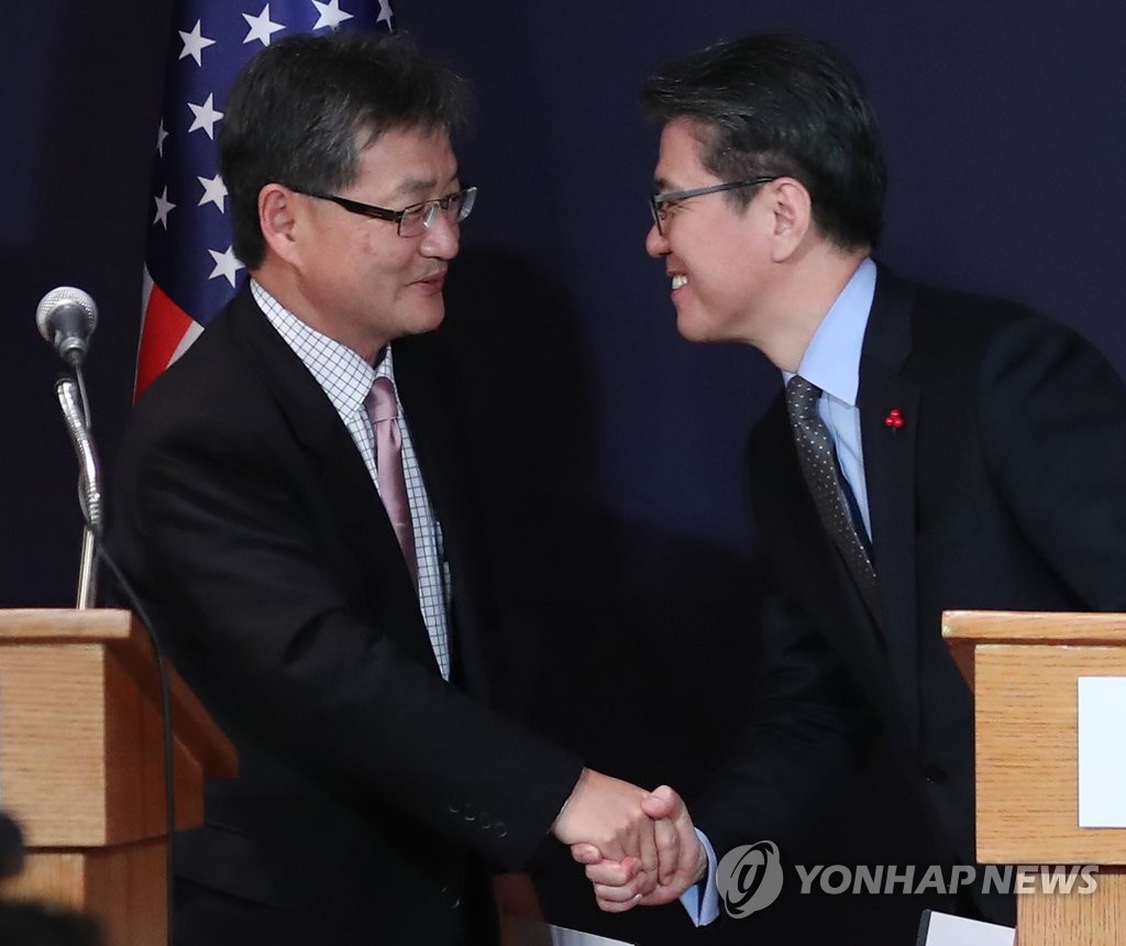 韓国首席代表の金氏（右）と米首席代表のユン氏。昨年１２月の協議後のようす＝（聯合ニュース）