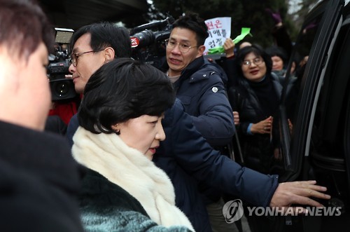 법원 떠나는 추미애 대표