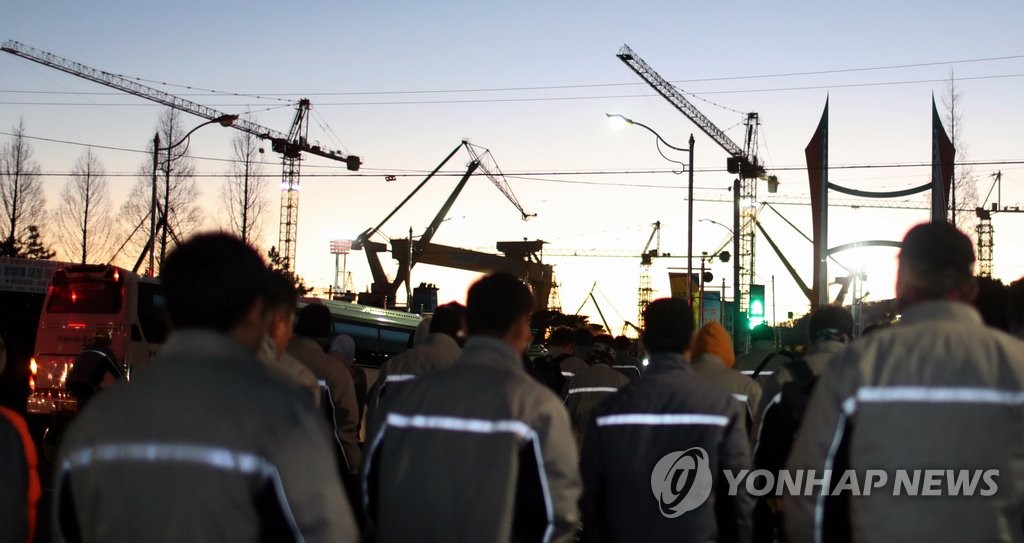 경남 거제 조선소 노동자들의 출근길[연합뉴스 자료사진]