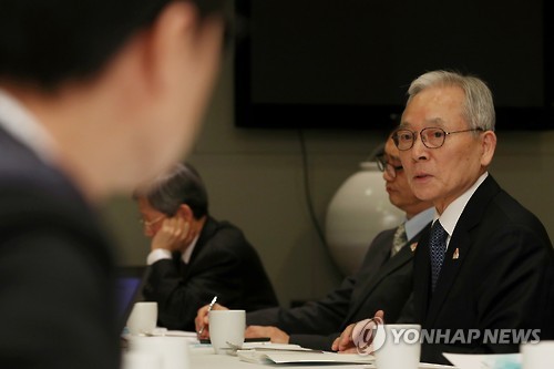 답하는 이성희 예장통합 총회장