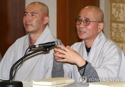 고산큰스님 육조단경 강의 출간 (서울=연합뉴스) 이재희 기자 = 5일 오후 서울 중구 프레스센터에서 열린 고산대종사 출가 70주년 기념 '돈황본 육조단경 강의' 출간 기념출판회에서 영담스님이 책을 설명하고 있다. 왼쪽은 원정 쌍계사 주지스님. 2017.1.5 scape@yna.co.kr