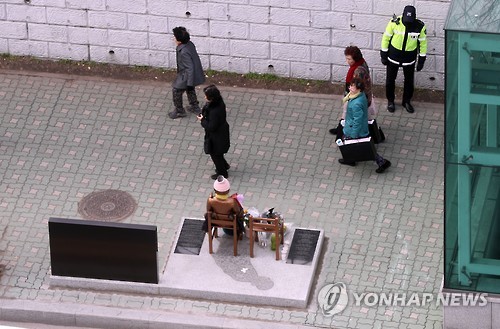 일본영사관 소녀상 바라보는 시민