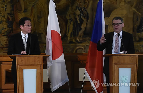 日 외상 "'위안부'합의, '최종·불가역적'"
