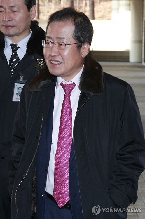 법원으로 향하는 홍준표 경남도지사