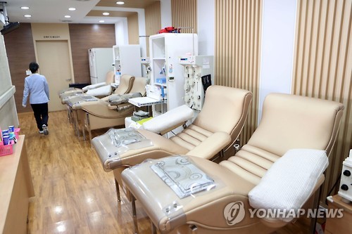 '헌혈 감소' 한산한 헌혈의 집