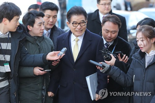 취재진 질문 받는 조한규 전 세계일보 사장