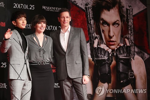 포즈 취하는 '레지던트 이블' 주역들