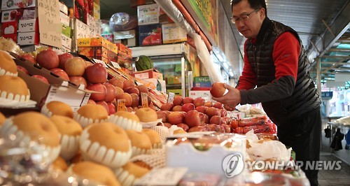 과일 진열하는 전통시장 상인
