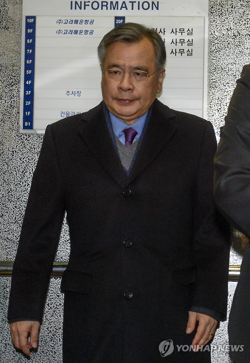 (서울=연합뉴스) 한종찬 기자 = 박영수 특별검사가 18일 서울 강남구 특검사무실로 출근하고 있다. 2017.1.18 saba@yna.co.kr