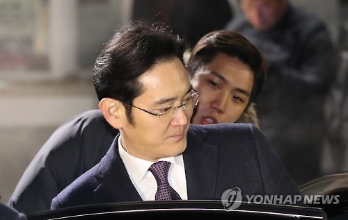 차량에 오르는 이재용 부회장