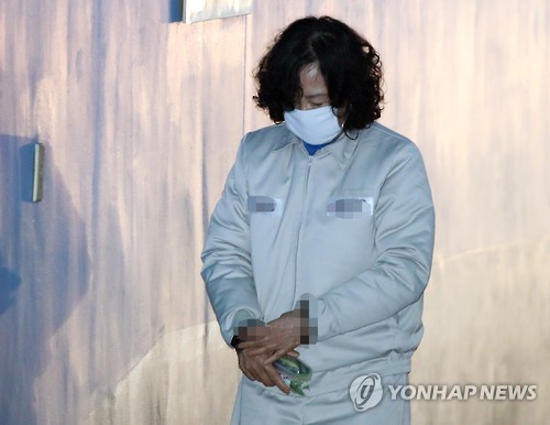 선고공판 출석하는 신영자 이사장