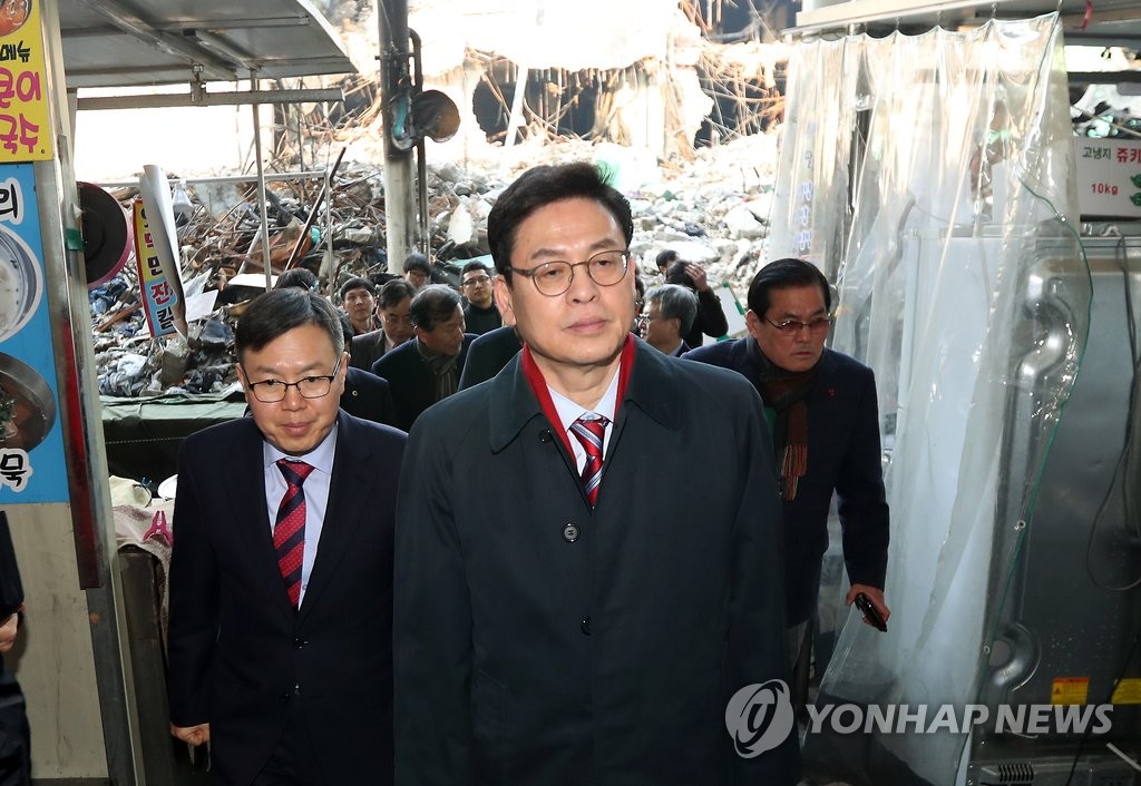 피해 확인하는 정우택