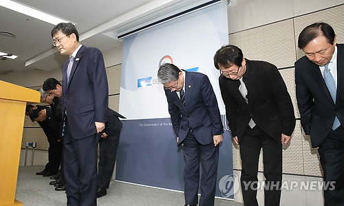 '국민여러분, 죄송합니다' (세종=연합뉴스) 이진욱 기자 = 23일 오후 정부세종청사 문화체육관광부에서 송수근 장관 직무대행 1차관 등 간부들이 대국민 사과를 하고 있다. 2017.1.23 cityboy@yna.co.kr
