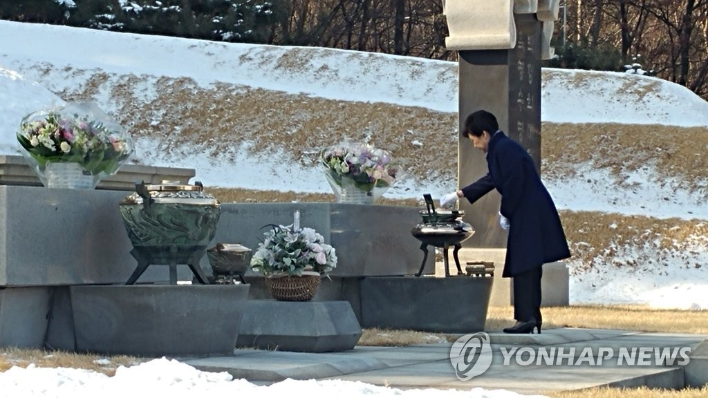 박 대통령, 부모 묘소 성묘