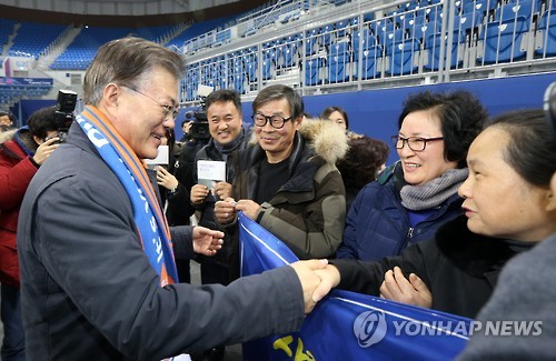 당원들과 악수하는 문재인 전 대표