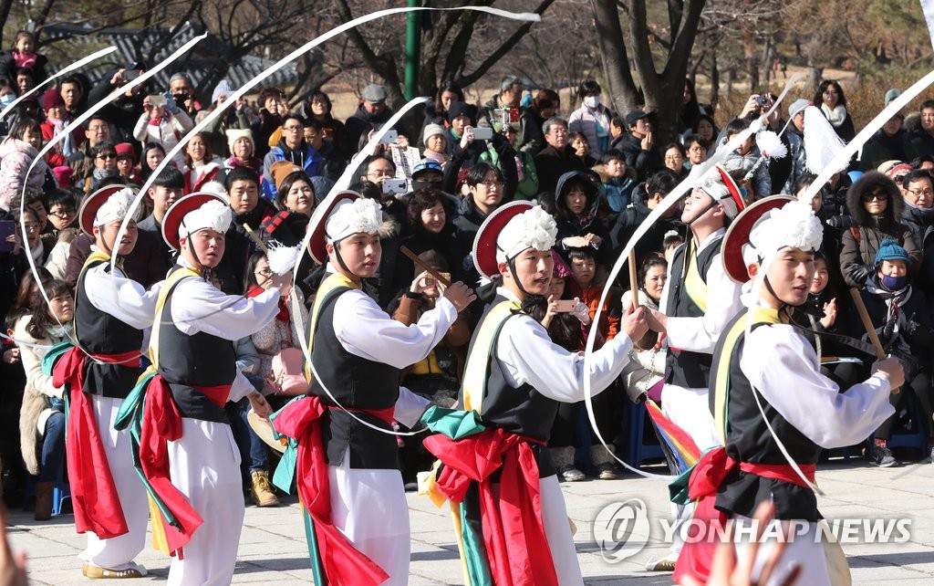 설날에 빠질 수 없는 '흥겨운 농악'