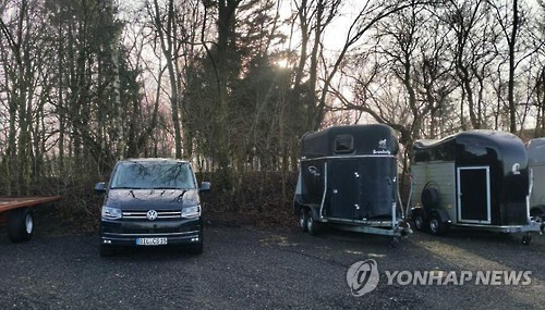 승마장 주차장 구석진 곳에 지난달 28일까지 주차돼 있던 정유라 씨 미니밴 차량