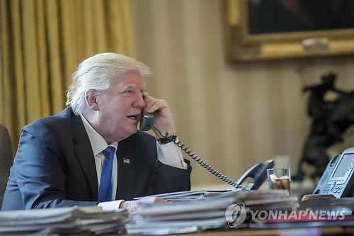 푸틴과 통화 중인 트럼프