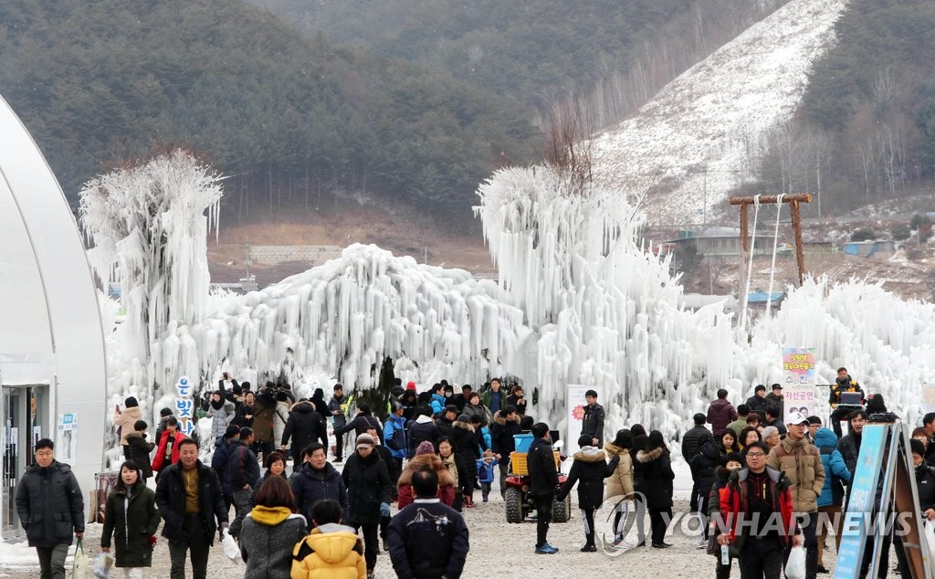 설 연휴 인제 빙어축제장 찾은 인파