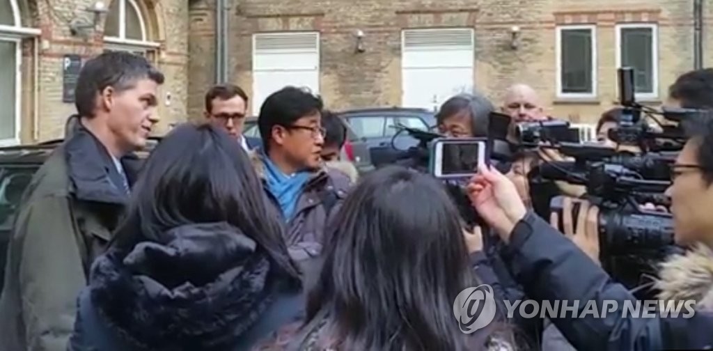 정유라 구금 재연장 설명하는 담당 검사