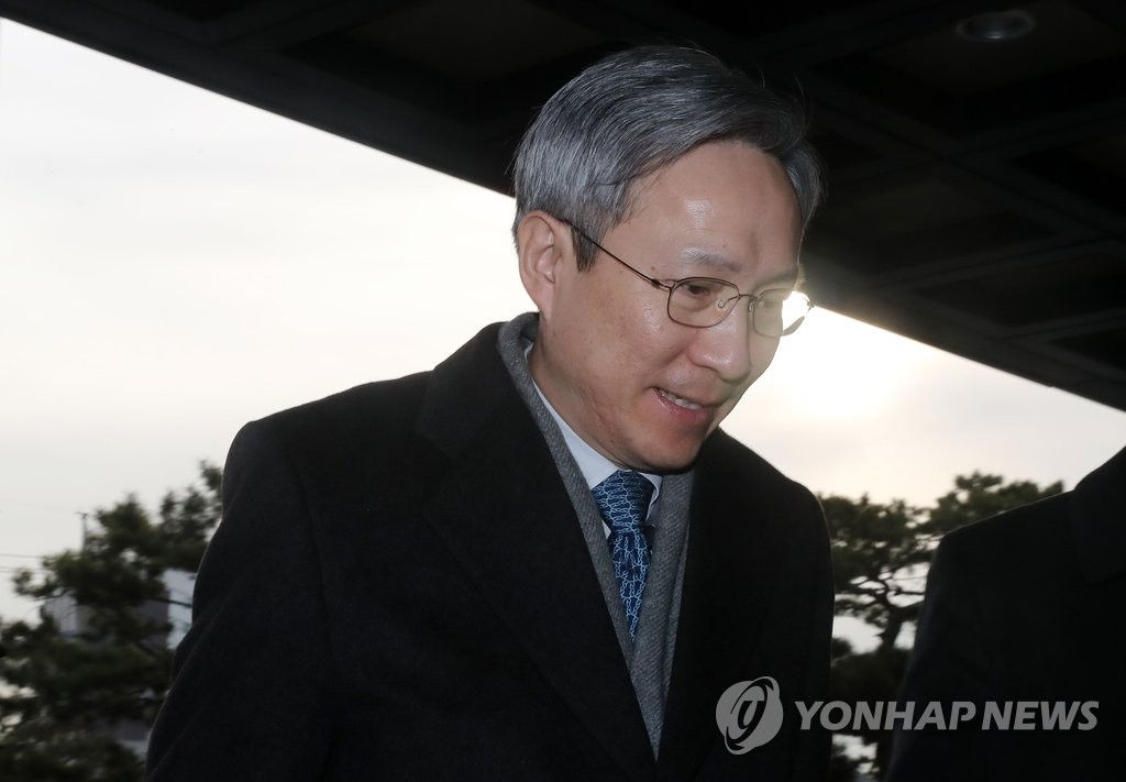 출근하는 강일원 헌법재판관
