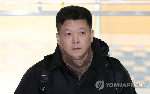 특검 들어서는 김진수 (서울=연합뉴스) 서명곤 기자 = 김진수 청와대 보건복지비서관이 31일 오후 조사를 받기 위해 서울 강남구 특검 사무실로 들어서고 있다. 2017.1.31 seephoto@yna.co.kr