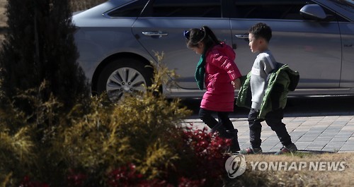낮 최고기온 7∼12도 초봄 날씨…경상해안·제주 등 비 - 1