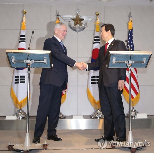 악수하는 한·미 국방장관