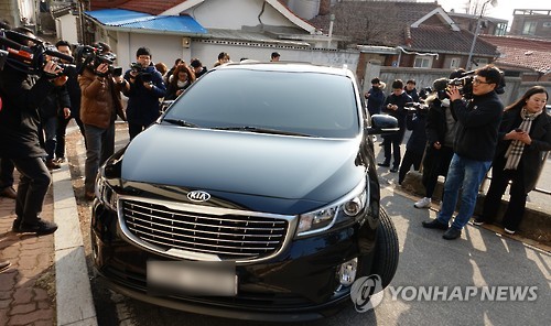 주차장 빠져나가는 특검차량