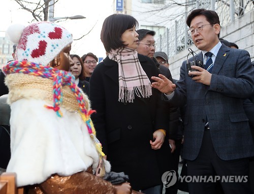 부산 소녀상 방문한 이재명 시장