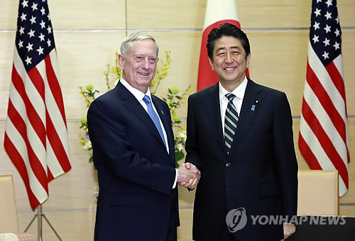 (도쿄 AP=연합뉴스) 일본을 방문한 제임스 매티스 미국 국방부 장관(왼쪽)이 3일(현지시간) 도쿄 총리관저에서 아베 신조 총리를 만나 악수를 나누고 있다. 매티스 장관은 이날 아베 총리와 회담한 자리에서 일본이 중국과 영토분쟁을 겪고 있는 센카쿠(尖閣·중국명 댜오위다오<釣魚島>)열도가 미국의 방위 대상이라고 확인했다.
ymarshal@yna.co.kr