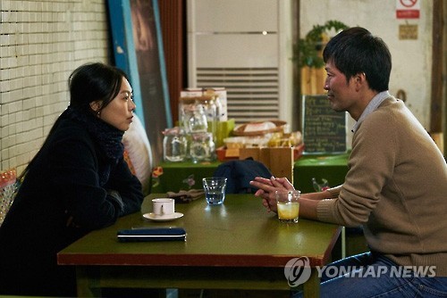 홍상수 감독의 '밤의 해변에서 혼자' 스틸컷