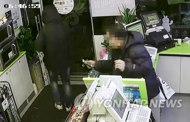 위조지폐범 뒤쫓는 편의점 직원