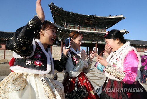 경복궁에서 포켓몬고를 하는 사람들(자료)