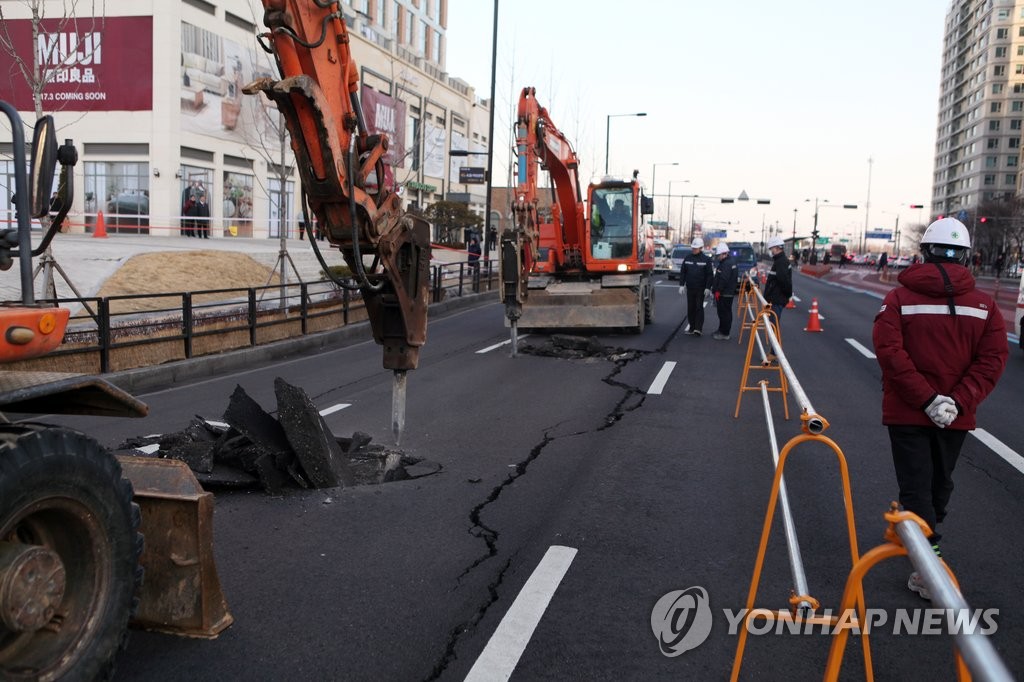 일산 도로 균열..보수 작업