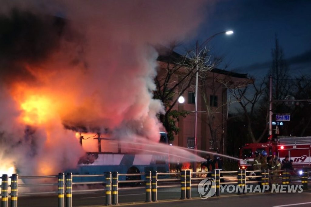 방화로 불타는 시내버스
