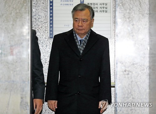 (서울=연합뉴스) 김현태 기자 = 박근혜 대통령의 비위 의혹과 최순실 게이트를 수사 중인 박영수 특별검사가 7일 오전 서울 강남구 대치동 특검 사무실로 출근하고 있다. 2017.2.7 mtkht@yna.co.kr