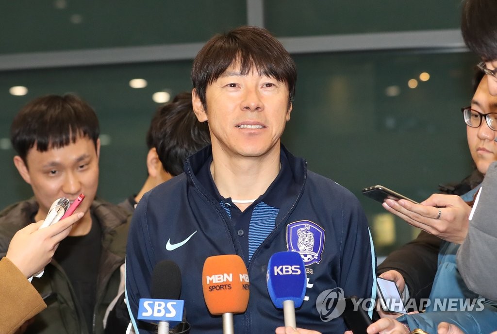 인터뷰하는 신태용 감독