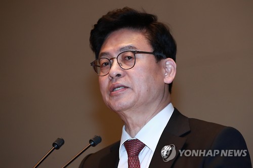 발언하는 정우택 원내대표