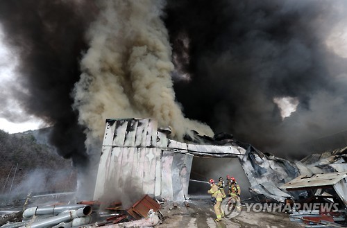 치솟는 연기…우레탄 공장서 불