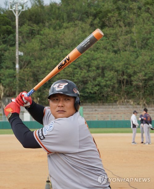 타격 훈련하는 김태균